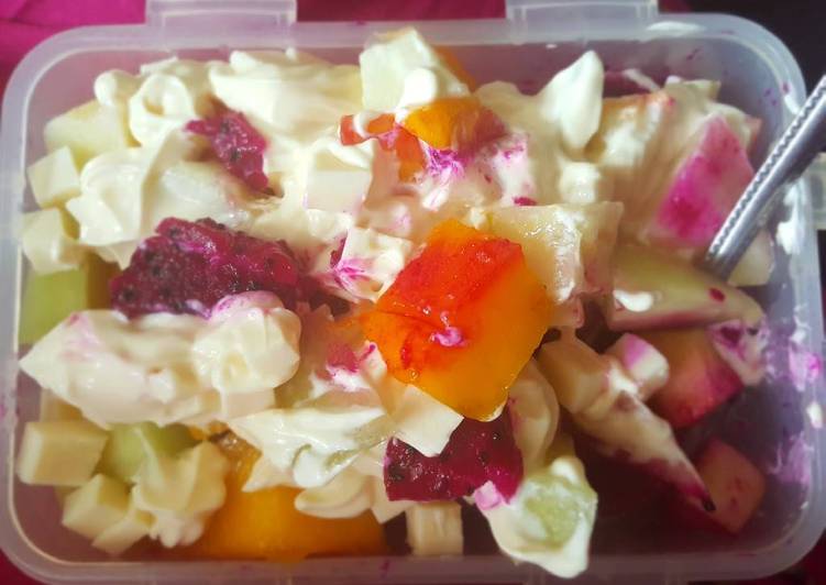 bahan dan cara membuat Salad Buah Keju