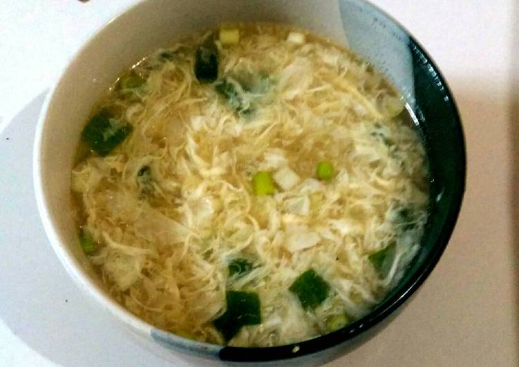 resep lengkap untuk Basic Egg Drop Soup / Sup Telur Dasar