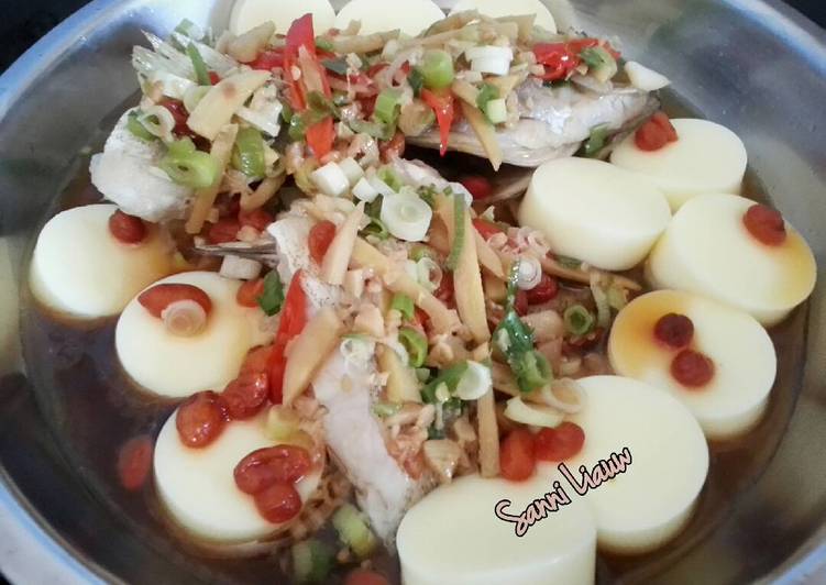 bahan dan cara membuat Tim Ikan Kerapu Dengan Biji Kici & Tofu (Steamed Grouper w/ Goji Berries & Egg Tofu)