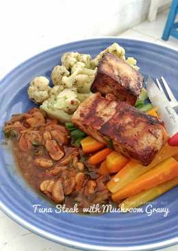 Tuna steak with mushroom gravy