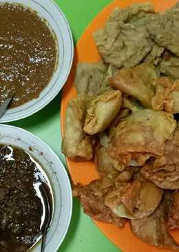 Batagor +pangsit goreng dan sambal kacang + sambal goreng hati