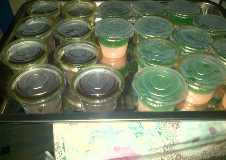 resep makanan Puding gelas strawberry  lapis agar-agar pandan