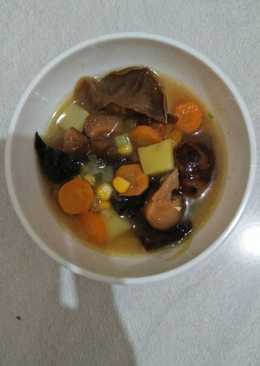 Mushroom 'n veggie soup