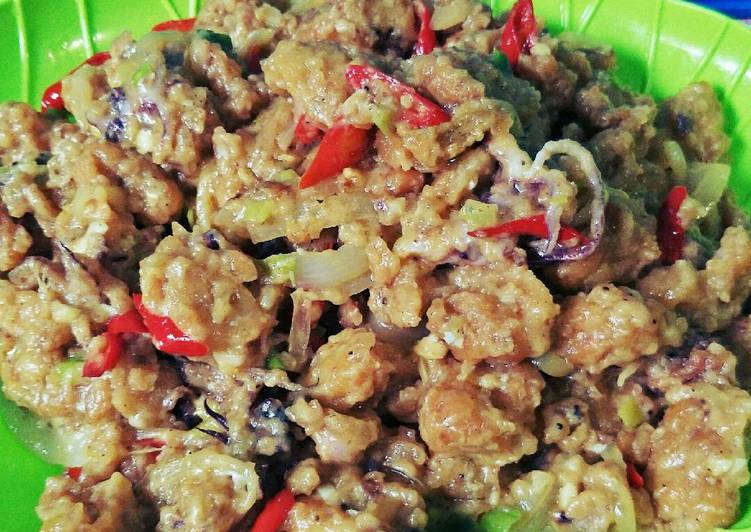 bahan dan cara membuat Cumi goreng tepung saos telur asin