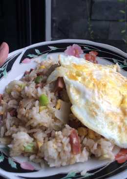 Nasi goreng spesial sosis dan telur