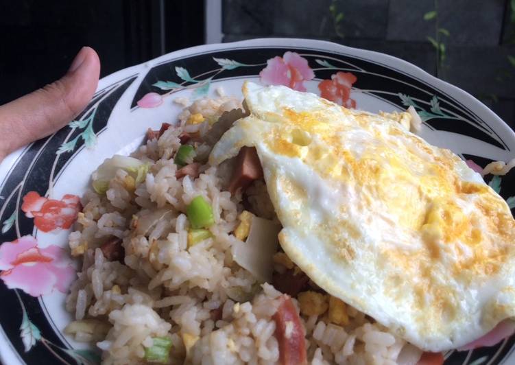 cara membuat Nasi goreng spesial sosis dan telur