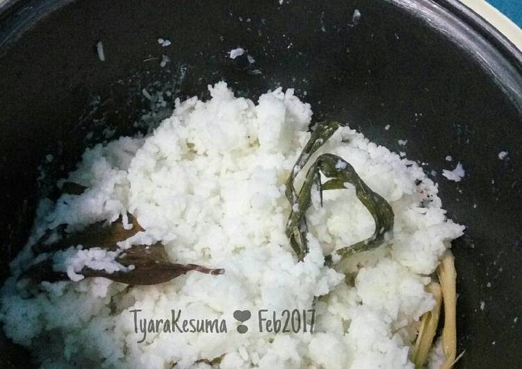 gambar untuk resep makanan Nasi uduk magicom