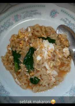 Seblak makaroni,telur,sawi