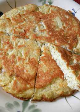 Hintalu betumpi (dadar telur dicampur kelapa parut)