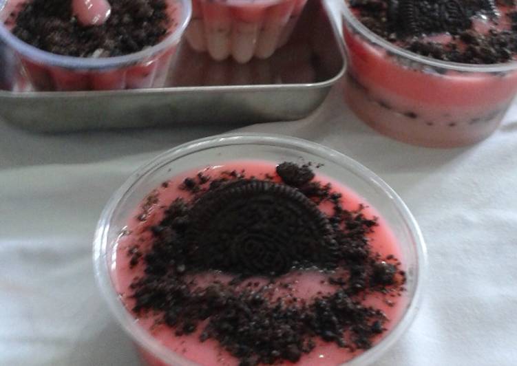 resep makanan Puding Strawberry Oreo cup