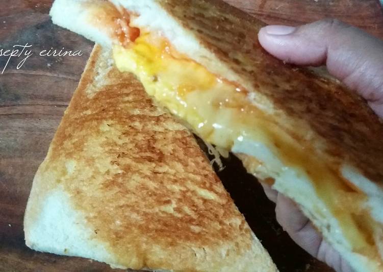 gambar untuk cara membuat Roti bakar Rasa pizza with telur mata sapi