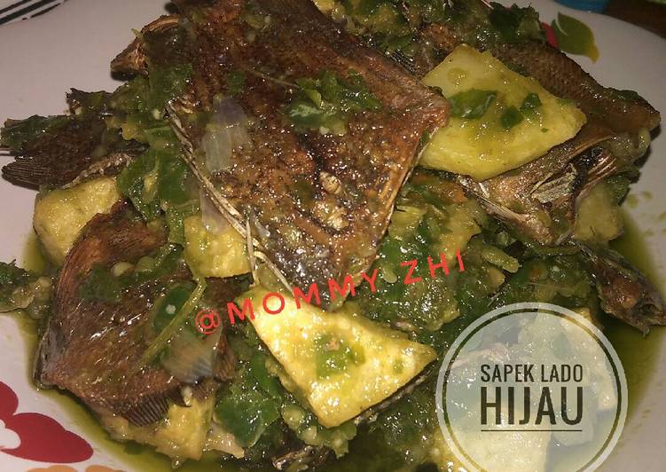 cara membuat Sapek Lado Hijau (ikan asin sepat balado)