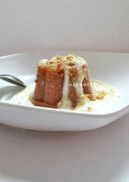 Caramel Pudding with Biscuits Crumbles