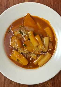 Tteokbokki (kue beras saus pedas korea)