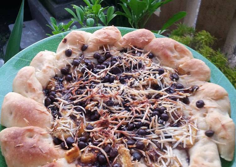 resep makanan Pizza with Banana Chocochips on Top. (no ulen dan gampang)