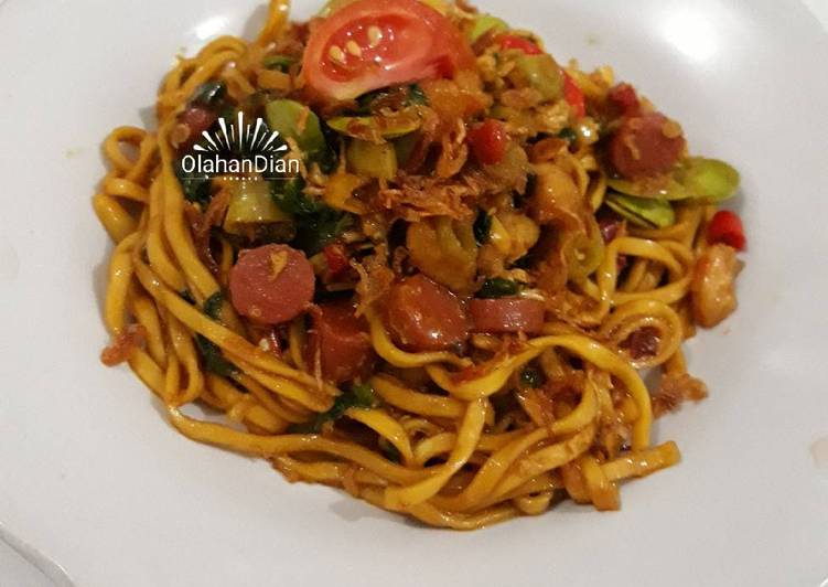 bahan dan cara membuat Mie goreng pedas nampol