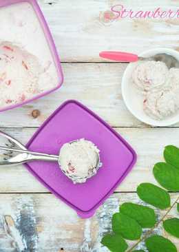 Strawberry Ice Cream (Homemade)