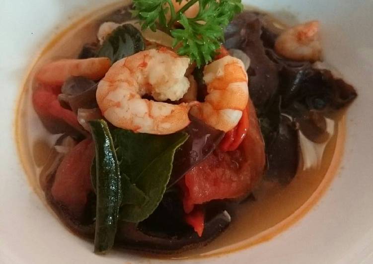 resep lengkap untuk Tom Yam Goong