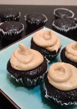 Chocolate cupcake dengan peanutbutter cream frosting..moist bgt..!!!