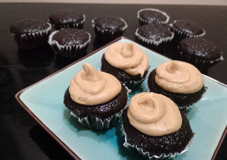 gambar untuk cara membuat Chocolate cupcake dengan peanutbutter cream frosting..moist bgt..!!!