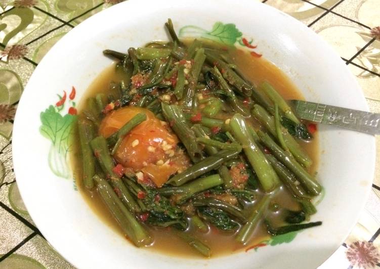 bahan dan cara membuat Tumis Kangkung terasi pedas