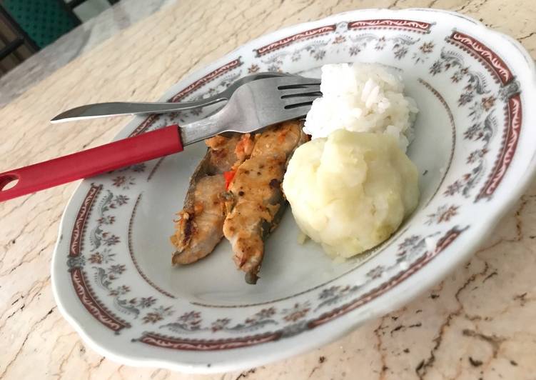 cara membuat Tenggiri panggang+Mashed potato dan nasi (untuk diet)