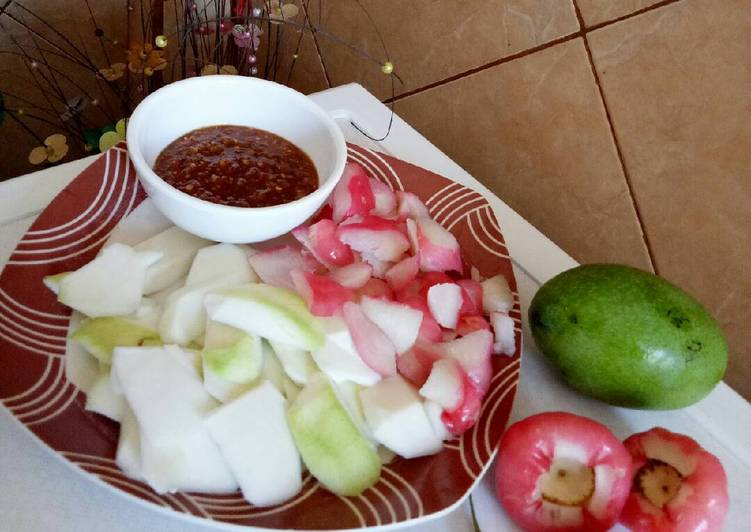 cara membuat Rujak Buah bumbu kacang