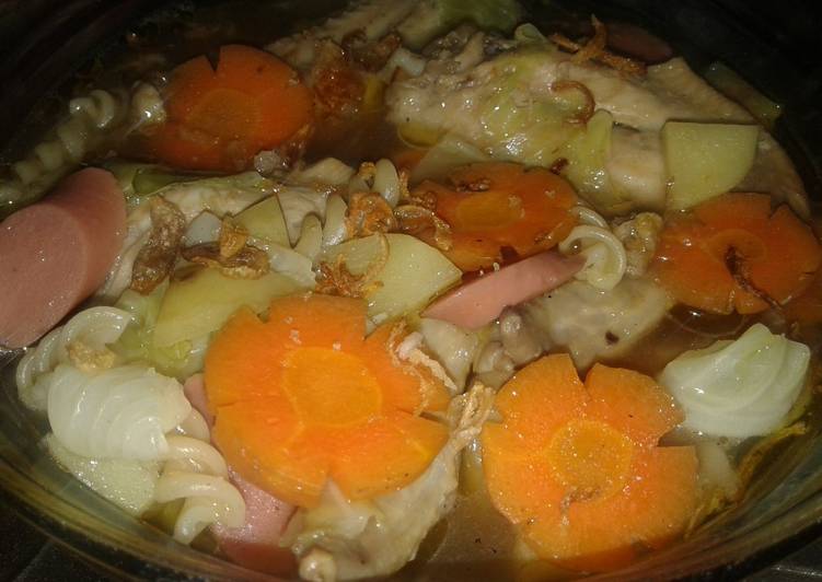 resep masakan Sup Sayap Ayam Komplit Wortel Kubis Kentang Sosis Makaroni