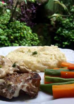 Sirloin steak with mushroom sauce and mashed potato