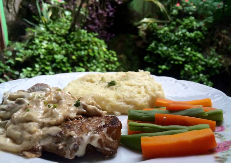 resep makanan Sirloin steak with mushroom sauce and mashed potato