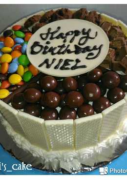 Blackforest kekinian dengan topping chocholate n' candy