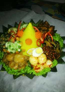 Tumpeng nasi kuning