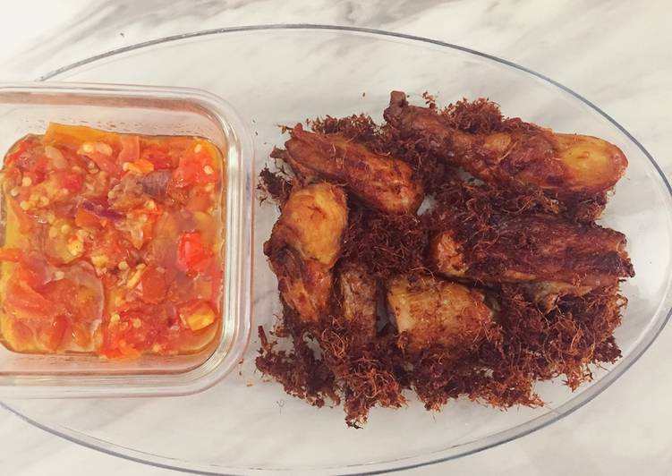 bahan dan cara membuat Ayam goreng lengkuas Plus Sambel Bawang