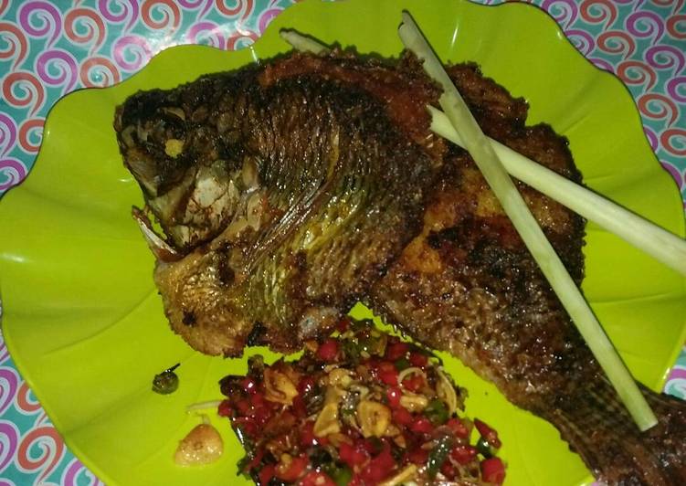 bahan dan cara membuat Mujair goreng sambal matah(versi goreng)