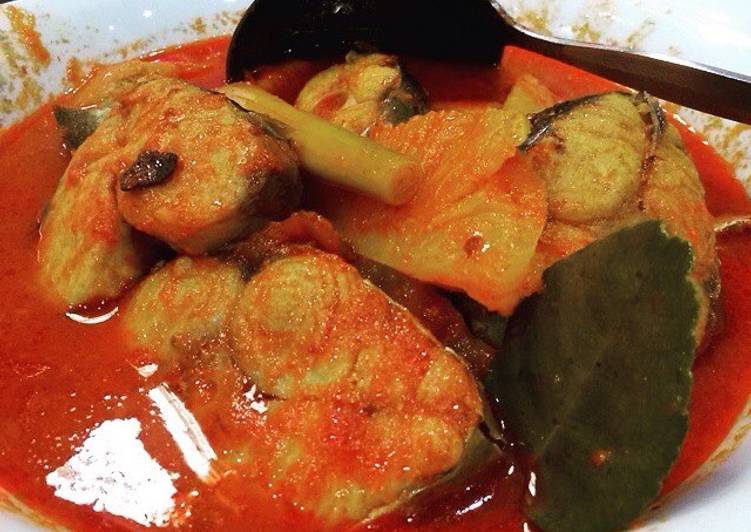 Resep ikan  asam  pedas  oleh ajeng anggy Cookpad