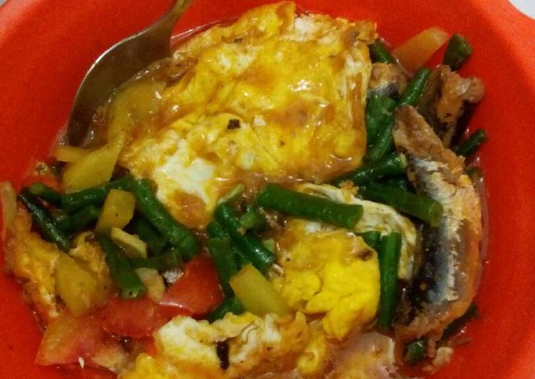 gambar untuk cara membuat Ikan sarden + telur ceplok, kacang panjang, kentang