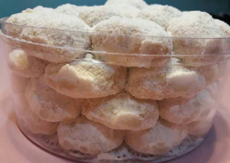 resep lengkap untuk Putri salju lumer with kacang mede+edam #kuekering #kuelebaran