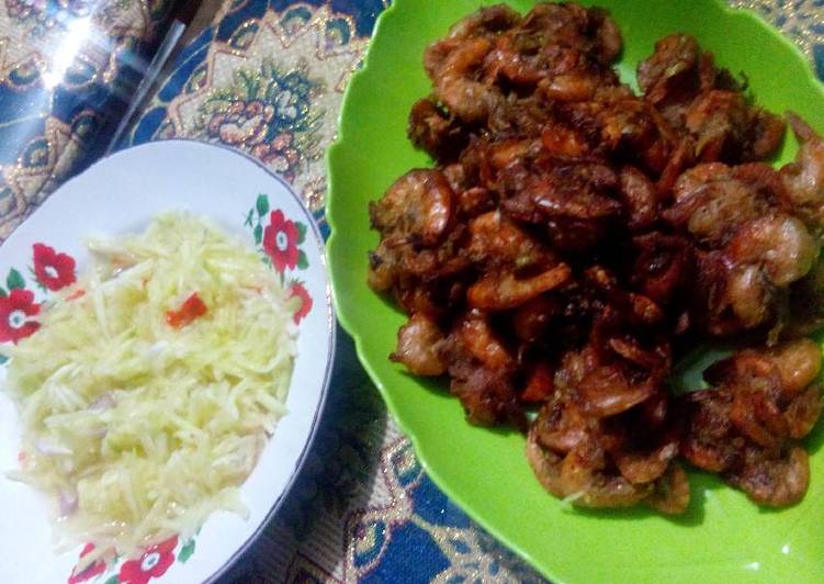 resep lengkap untuk Udang Goreng Bawang Putih & Acar Mangga Muda (Reca' Mangga)