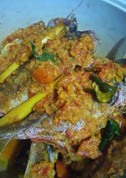 Ikan ekor kuning bumbu rujak