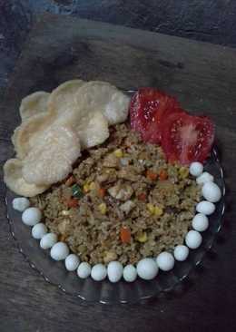 Nasi goreng daging ayam & sayuran