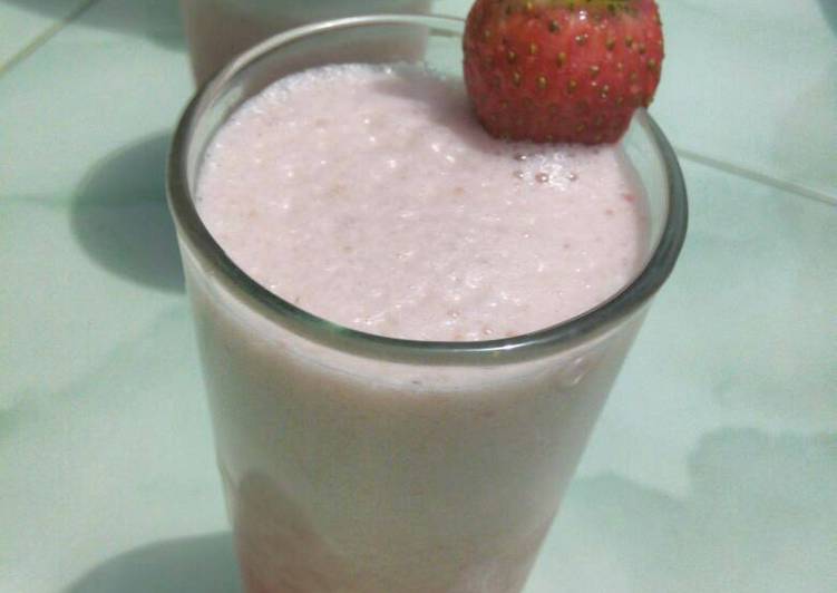 cara membuat Strawberry Yakult smoothie