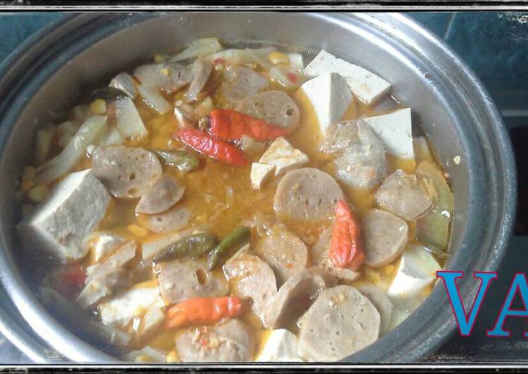 gambar untuk resep Tom Yam BaHu JaLaPuY(Bakso,Tahu,Jagung, Labusiam,Telur Puyuh,Ayam)