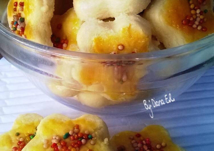 resep lengkap untuk Kukis Santan Bubuk (no mixer) / Coconut milk powder cookies