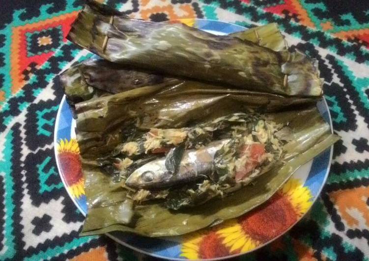 cara membuat Pepes Ikan Pindang Daun Singkong