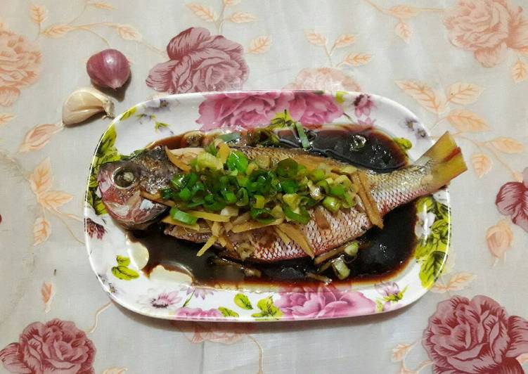 gambar untuk cara membuat Ikan Ekor Kuning Kukus ala Hongkong