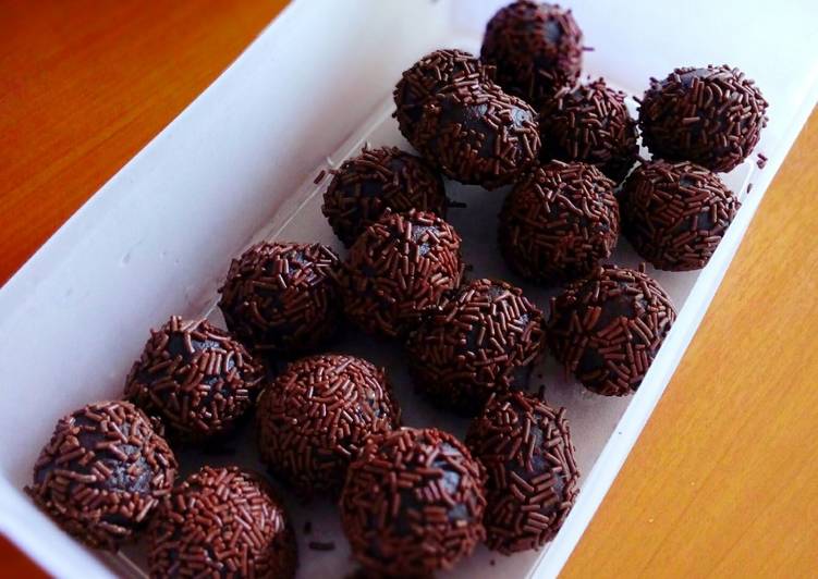 Resep Bola bola Dark Coklat isi kacang mede  oleh Dina 