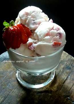 Homemade Strawberry Yoghurt Ice Cream