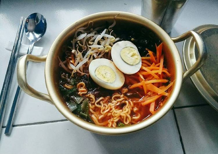 bahan dan cara membuat Ramyun (shin ramyun) super pedas??????????????????