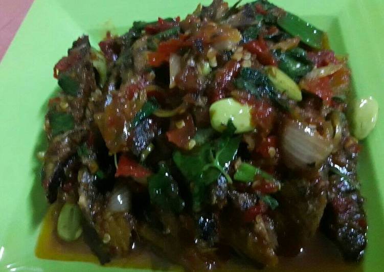 Resep Ikan tongkol balado kemangi Dari Ita Cuppied