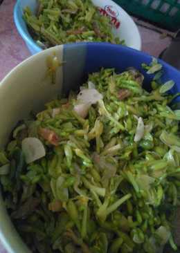 Tumis Kembang Pepaya dan Teri (Kates Gantung)